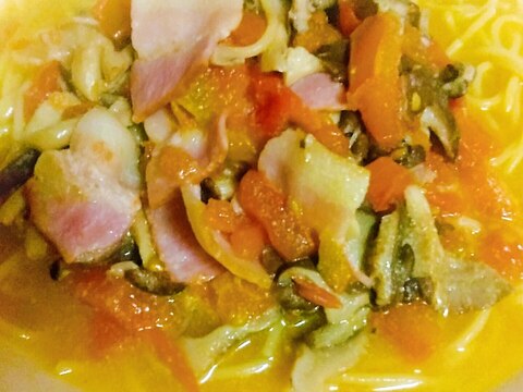 ヒラタケとフレッシュトマトのピリ辛スープパスタ